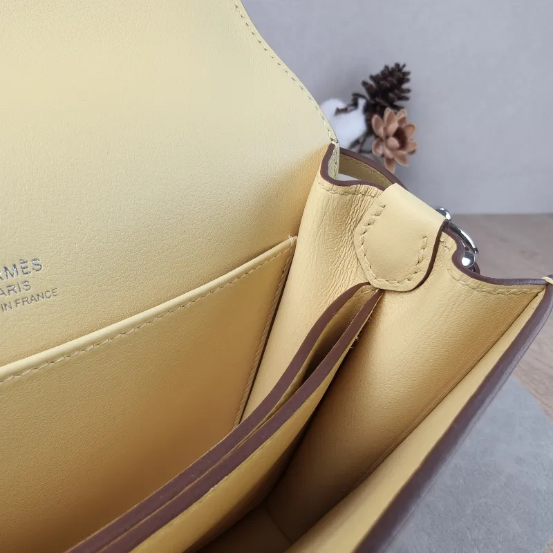 Hermès Crossbody Bag Roulis 19 1Z Swift Calfskin Mini 18 × 6 × 15 cm Z — detail view 10 of 15
