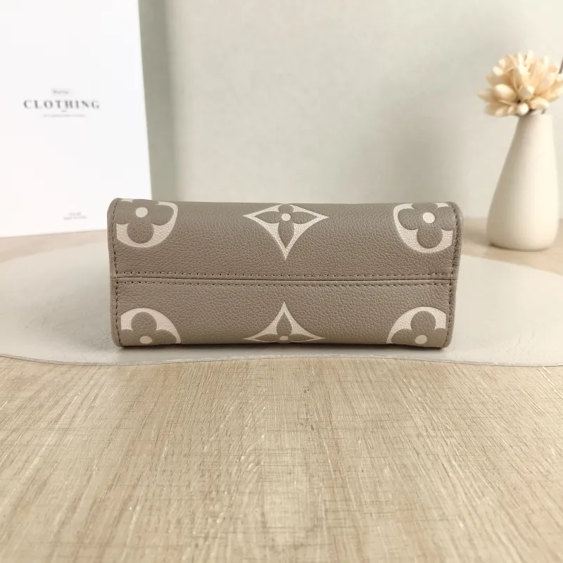 Louis Vuitton Crossbody Bag Onthego BB · White Monogram Empreinte Embossed Calfskin BB 18 × 8.5 × 15 cm — cover view 3 of 5