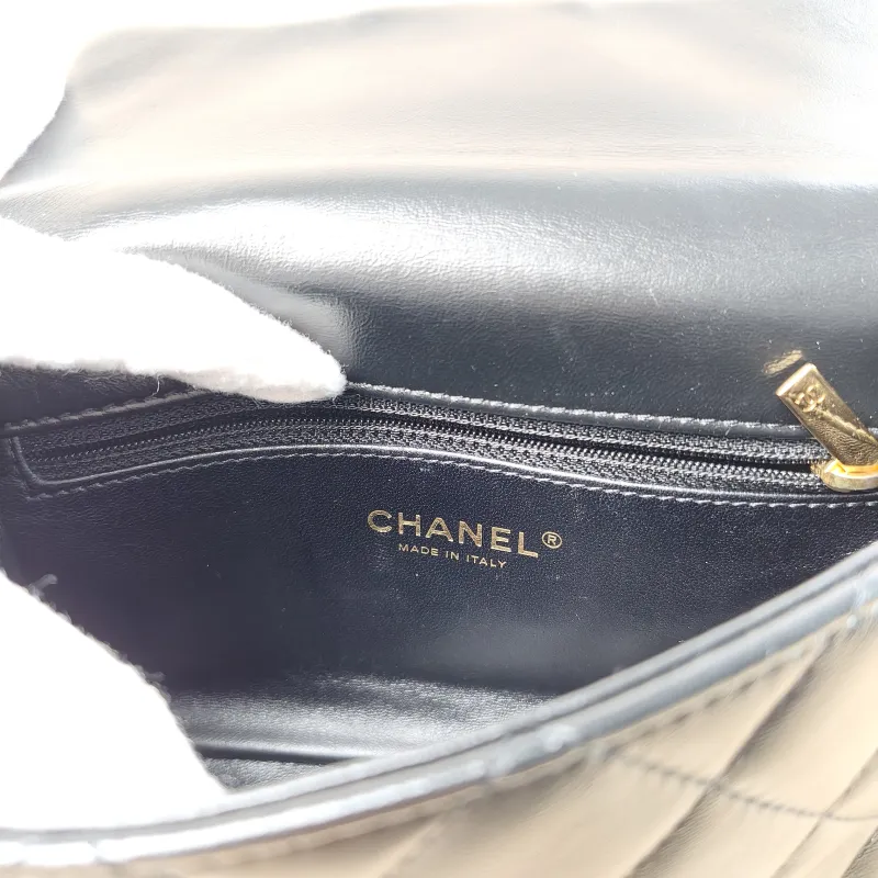 Chanel Crossbody Bag mini Black Lambskin mini 21 × 8 × 13 cm — detail view 8 of 11