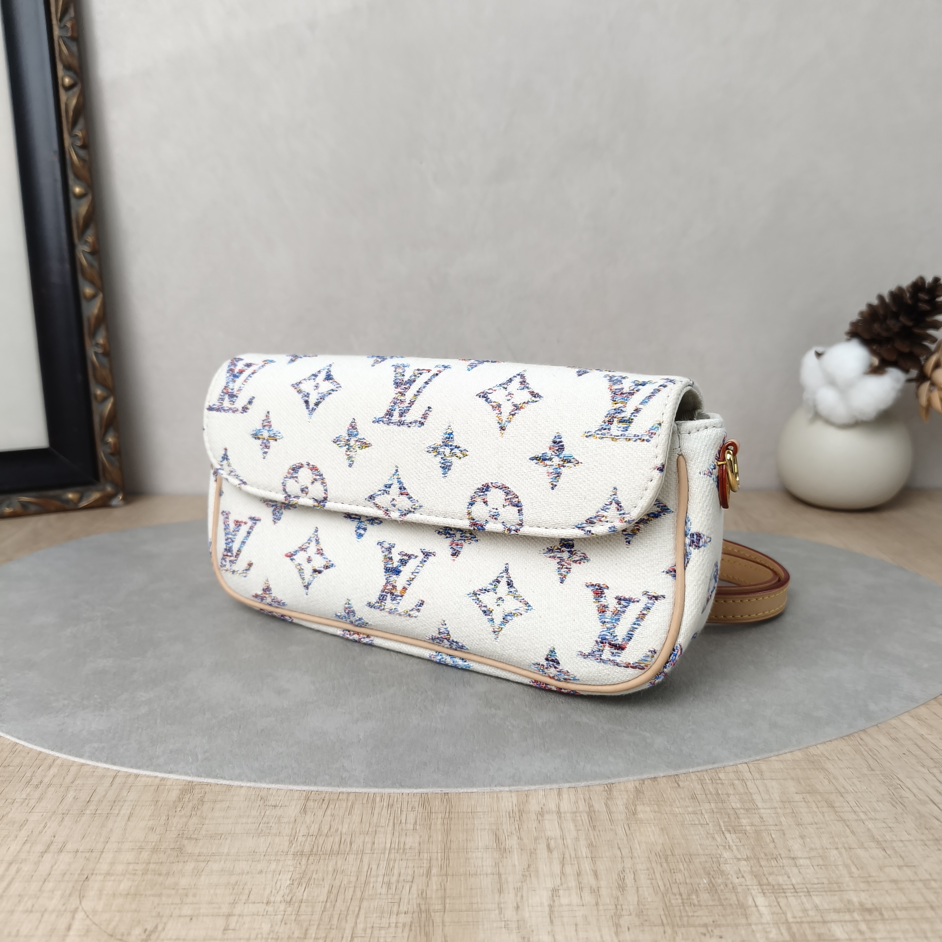 Louis Vuitton Crossbody Bag IVY Collection Beige Small23.5 × 4.3 × 12 cm — cover view 5 of 5