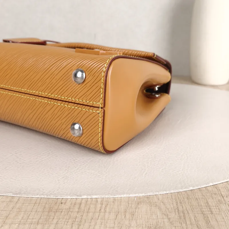 Louis Vuitton Crossbody Bag CLUNY Caramel Epi Embossed Calfskinmini20 × 7.5 × 16 cm — detail view 8 of 15