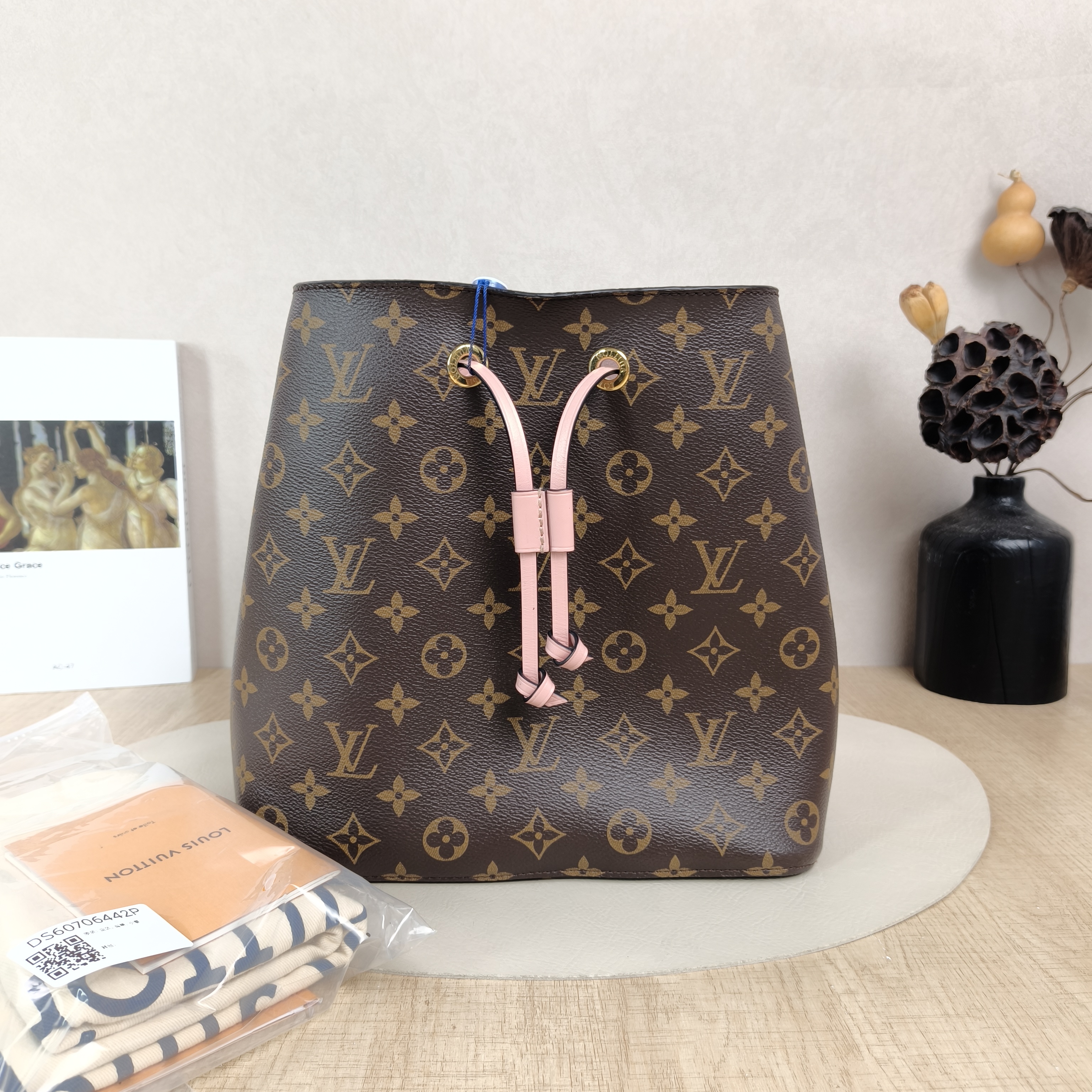 Louis Vuitton Shoulder Bag NÉONOÉ Bucket Bag PVC Medium26 × 17.5 × 26 cm — cover view 2 of 6