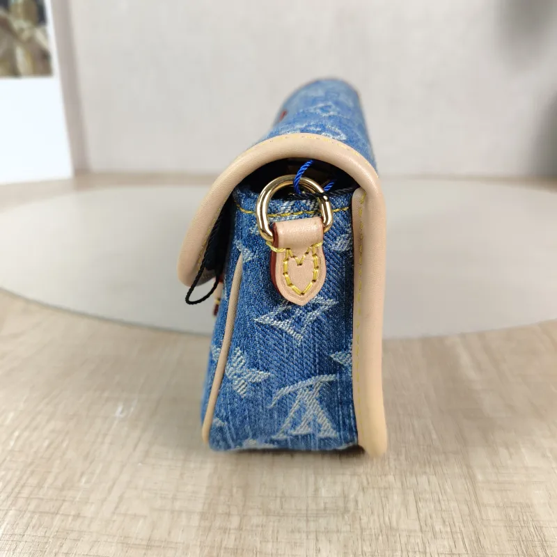 Louis Vuitton Crossbody Bag Diane Baguette Bag Blue nano 19 × 6 × 10.5 cm — detail view 10 of 13