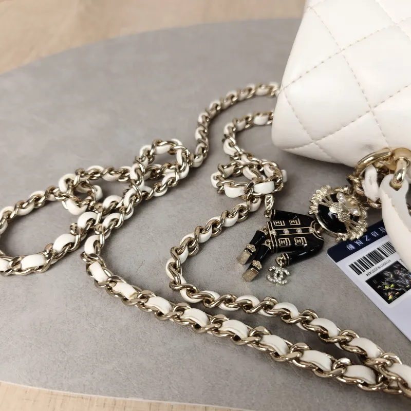 Chanel Crossbody Bag mini White Lambskin mini 20 × 6 × 12 cm — detail view 11 of 14