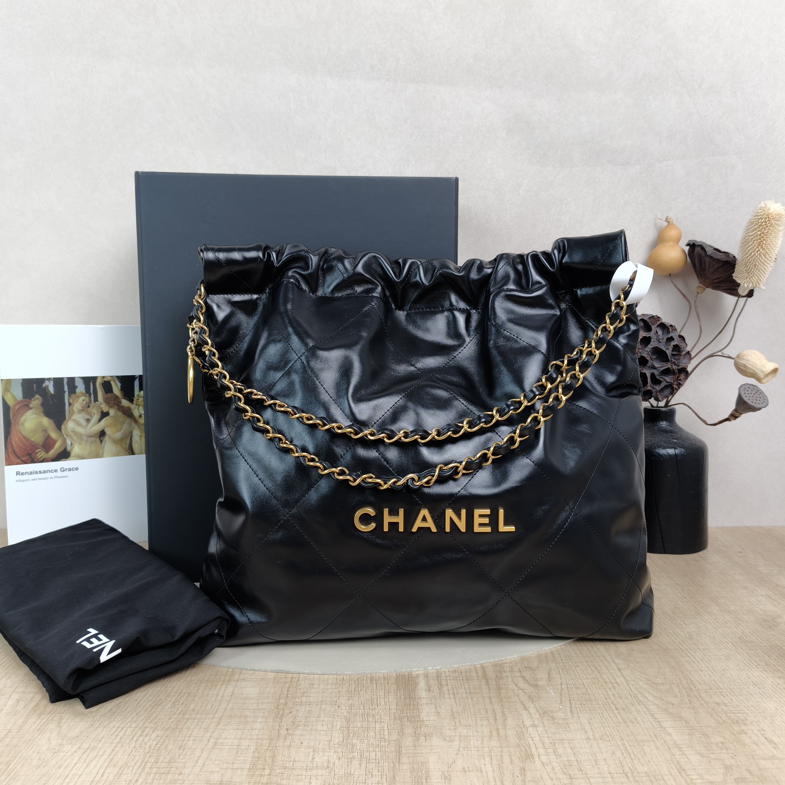 Chanel Shoulder Bag22Bag Black CC alfskin Medium39 × 8 × 42 cm — cover view 4 of 6