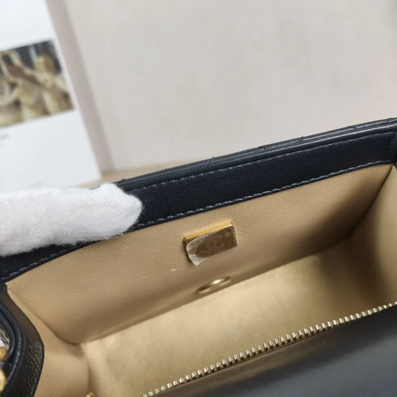 Chanel Crossbody Bag Black Lambskin One Size17 × 8 × 13.5 cm — detail view 9 of 13