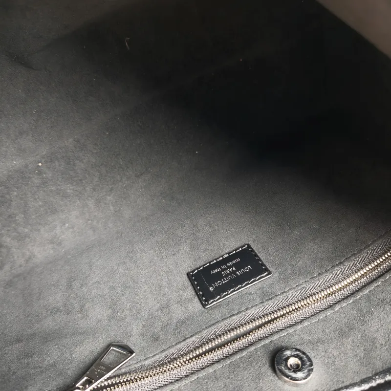 Louis Vuitton Crossbody Bag Carryall Cargo Vibe Black SL ambskin Small 33.5 × 15 × 23 cm — detail view 4 of 10