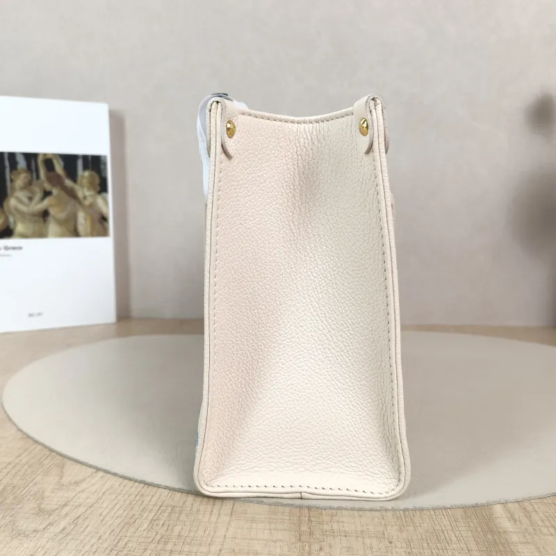 Louis Vuitton Top Handle Bag Onthego White · Embroidered Calfskin Small25 × 11.5 × 19 cm — detail view 10 of 10