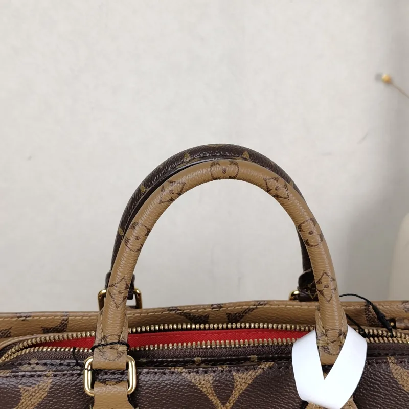 Louis Vuitton Crossbody Bag Onthego East West Monogram PVC Small 25 × 10 × 13 cm — detail view 8 of 15