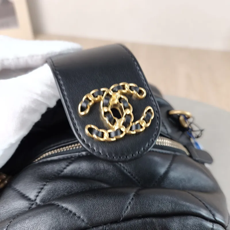 Chanel Crossbody Bag Black Lambskin One Size 23 × 14 × 11 cm — detail view 1 of 12