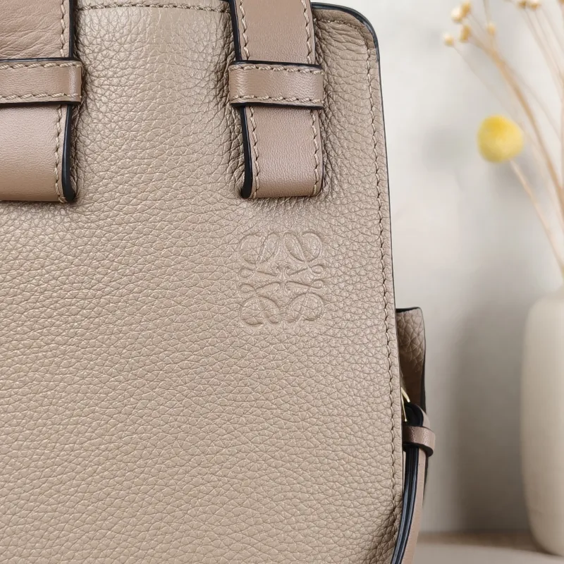 LOEWE Shoulder Bag Hammock Calfskin Small 30 × 14 × 25 cm — detail view 5 of 8