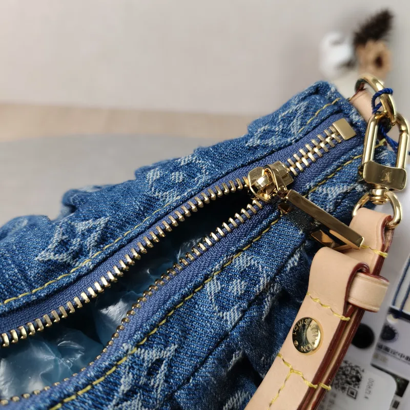 Louis Vuitton Shoulder Bag Pochette Valley Blue One Size 21 × 7 × 15 cm — detail view 7 of 12