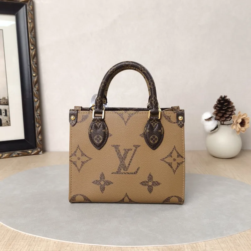 Louis Vuitton Crossbody Bag Onthego BB Monogram PVCBB18 × 8.5 × 15 cm — cover view 1 of 5