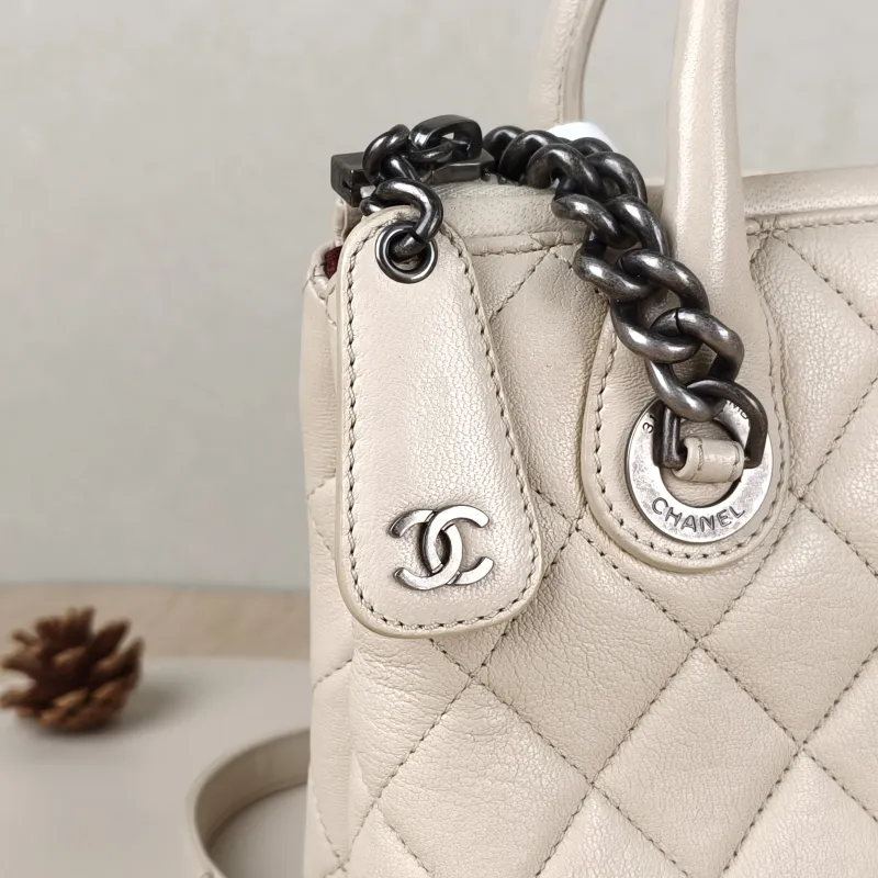 Chanel Shoulder Bag tote White Calfskin One Size23 × 8 × 17 cm — detail view 13 of 17
