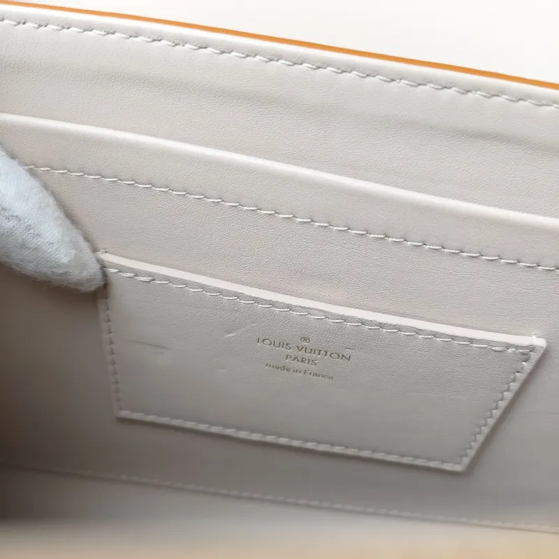 Louis Vuitton Shoulder Bag Twist One Handle Edition Small 25 × 11 × 17 cm — detail view 10 of 14