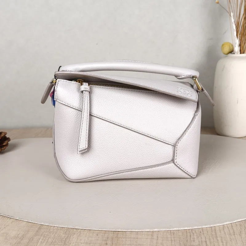 LOEWE Crossbody Bag Puzzle White Calfskinmini18 × 8 × 12.5 cm