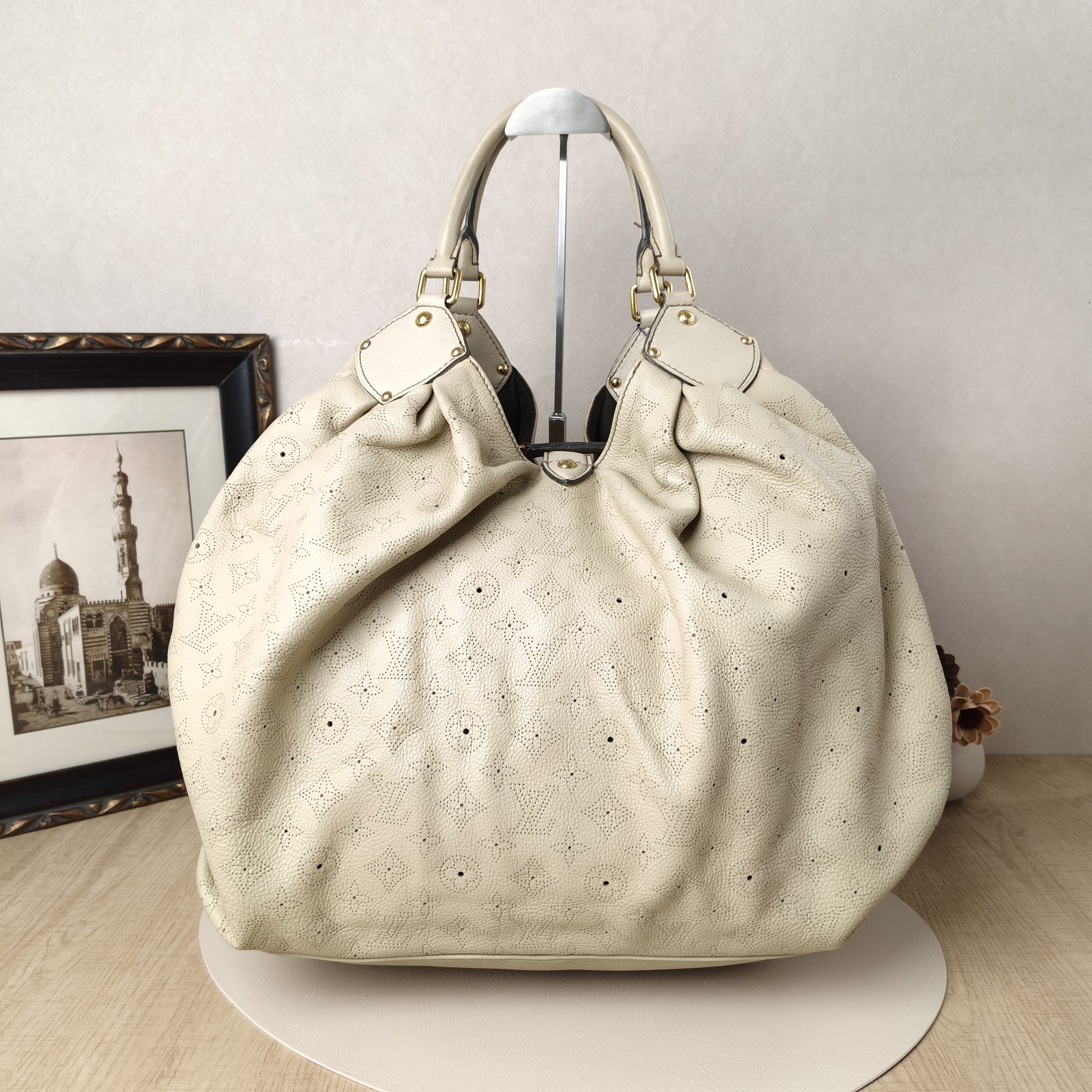 Louis Vuitton Shoulder Bag Mahina Seal Vintage Shoulder Bag Calfskin Large47 × 20 × 42 cm — cover view 5 of 9