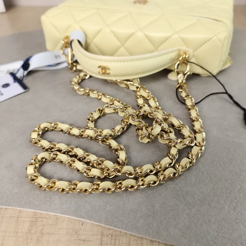Chanel Crossbody Bag lp Yellow Grained Calfskin One Size 19.5 × 5 × 17 cm — detail view 10 of 11