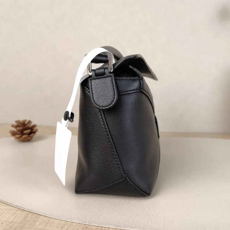 LOEWE Crossbody Bag Puzzle Black CC alfskinmini18 × 8 × 12.5 cm — detail view 11 of 12