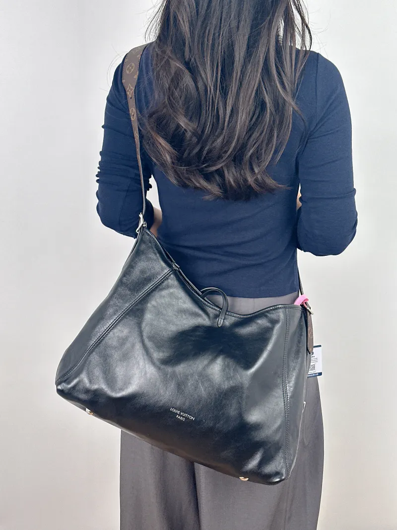 Louis Vuitton Crossbody Bag Carryall Vibe Black SL ambskin Medium 39 × 15 × 30 cm — on-model view 1 of 2