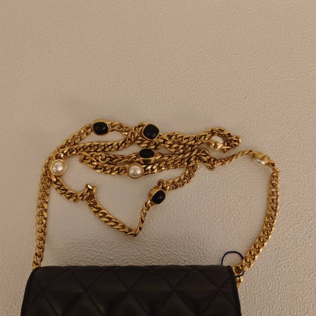 Chanel Crossbody Bag22b woc Black Lambskin15.5 × 4.5 × 11 cm — cover view 4 of 5