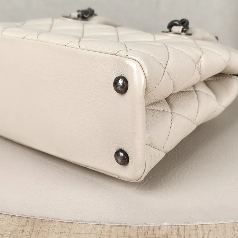 Chanel Shoulder Bag tote White Calfskin One Size23 × 8 × 17 cm — detail view 5 of 17