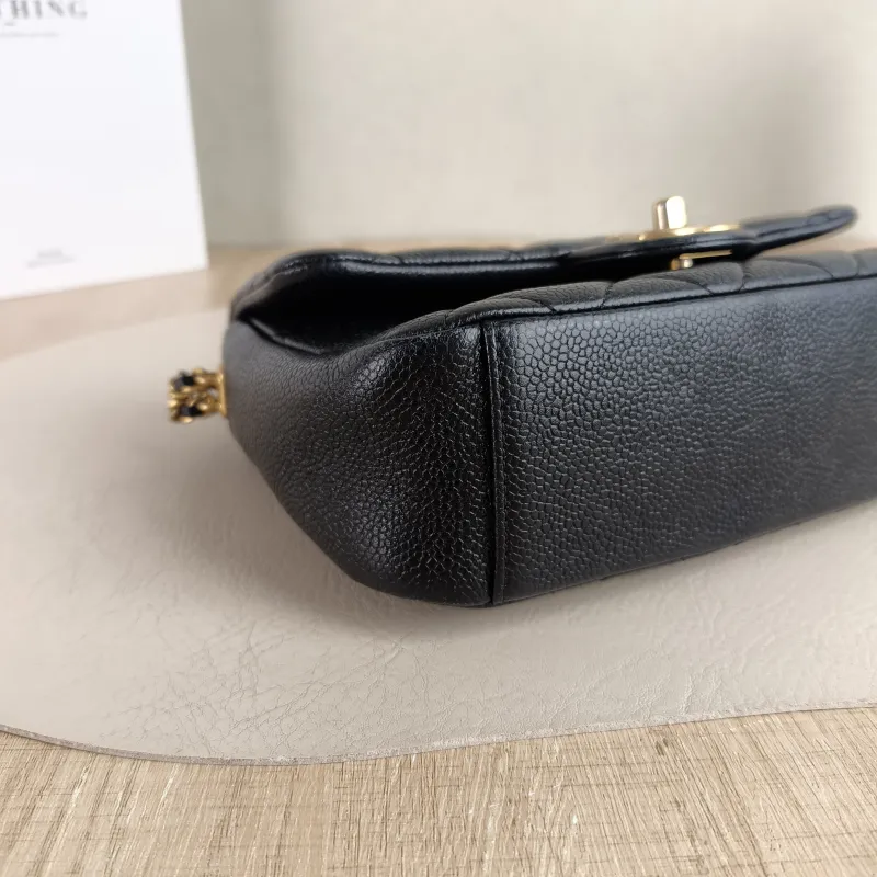 Chanel Crossbody Bag Black Grained Calfskin 20 × 7 × 15 cm — detail view 3 of 11