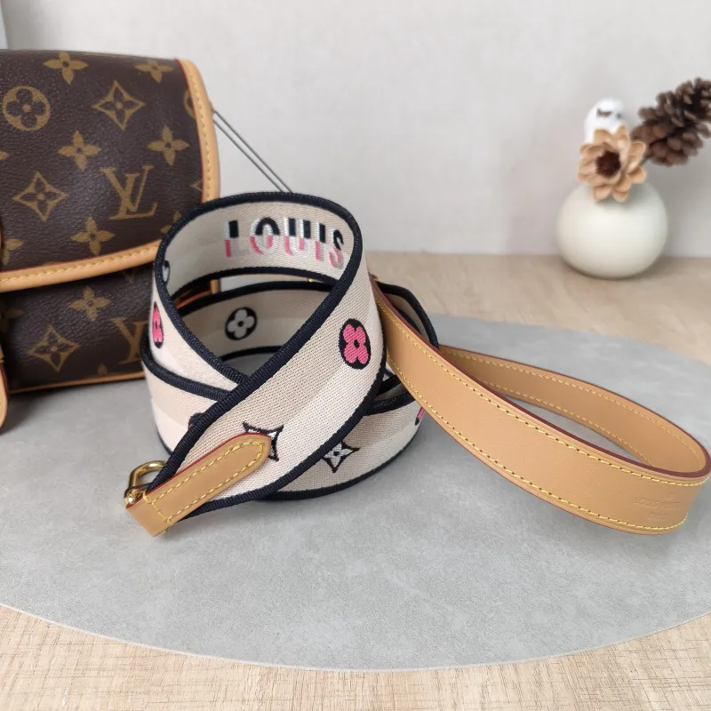 Louis Vuitton Crossbody Bag Diane Baguette Bag Shoulder Strap PVC Small24 × 9 × 15 cm — detail view 11 of 14