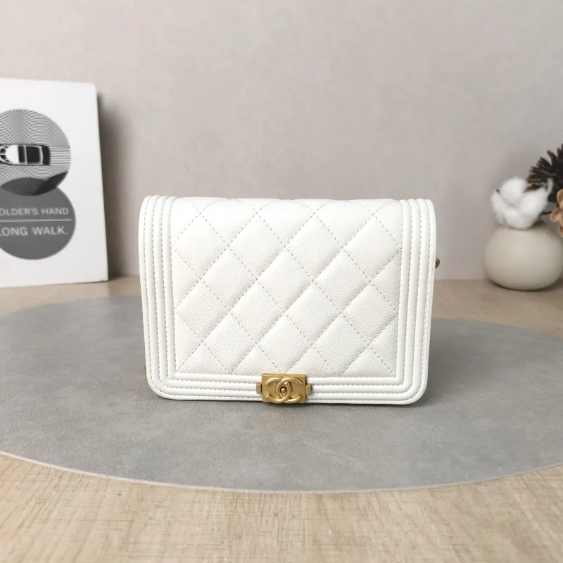 Chanel Crossbody Bagmini le boy Crossbody Bag White Grained Calfskinmini15.5 × 4 × 11 cm