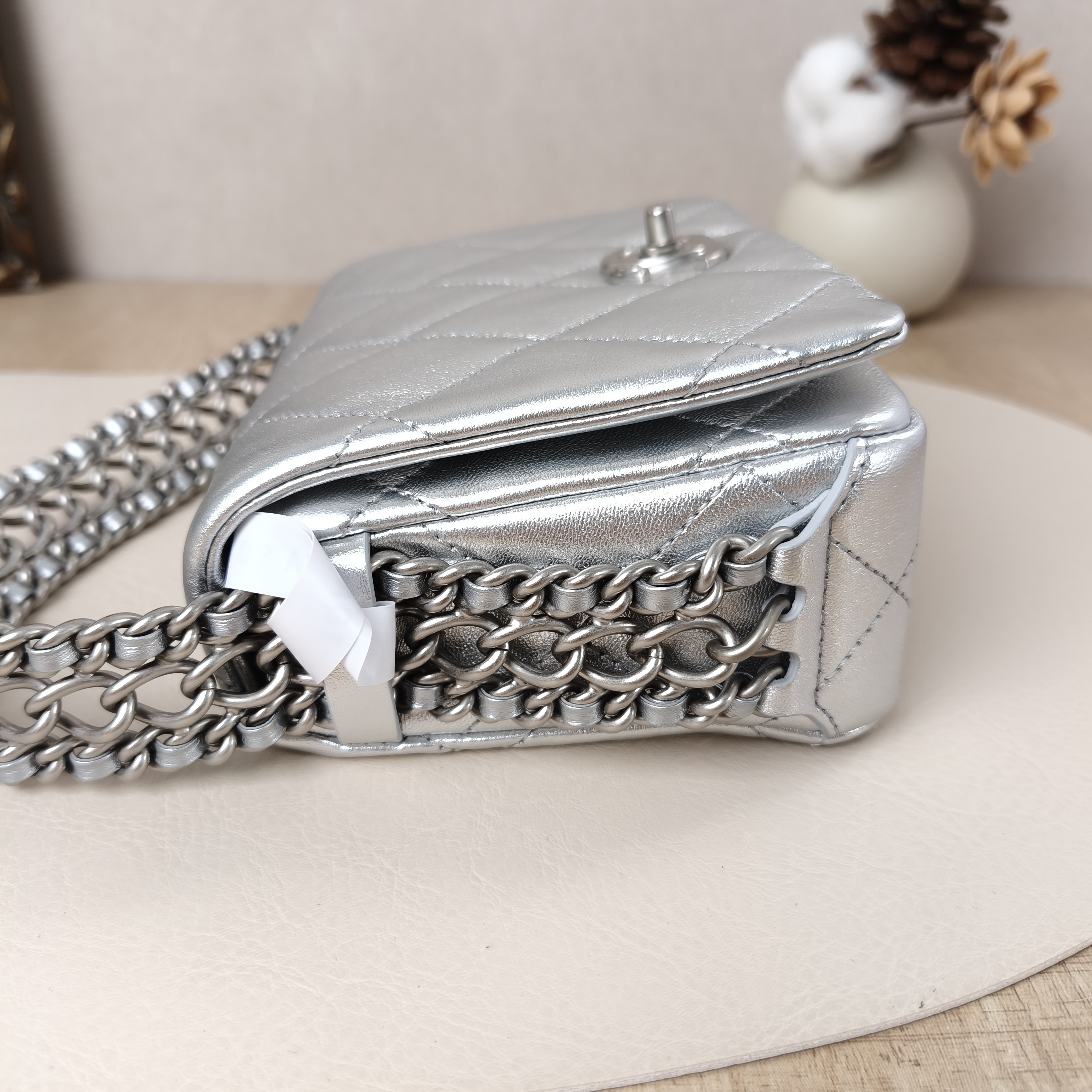 Chanel Shoulder Bag22p Silver Lambskin One Size17.5 × 6 × 12 cm — cover view 4 of 9