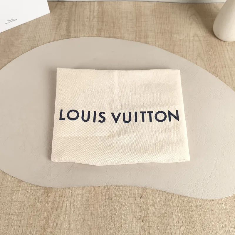Louis Vuitton Crossbody Bag NANO NOÉ Bucket Bag Nano · White Empreinte Embossed Calfskin nano 13 × 10 × 16 cm — detail view 4 of 10