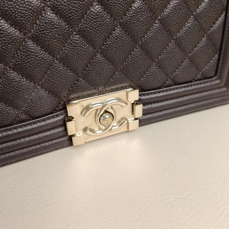 Chanel Crossbody Bag Le Boy​ Calfskin Medium25 × 9 × 15 cm — detail view 1 of 11