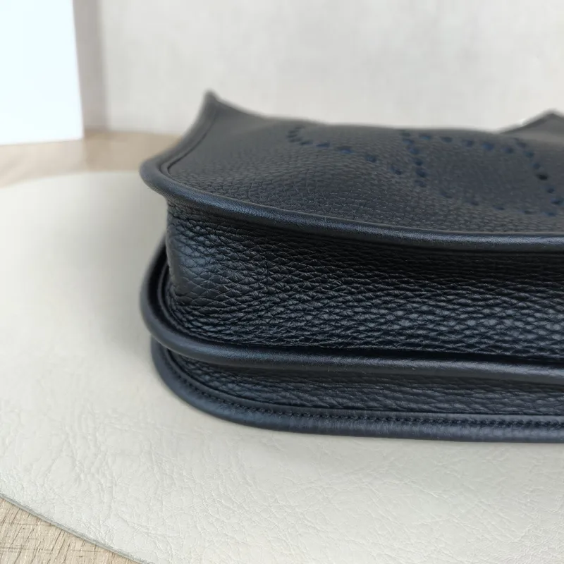 Hermès Crossbody Bag Evelyne 23 23Black TC Calfskin One Size23 × 6 × 24 cm — detail view 8 of 11