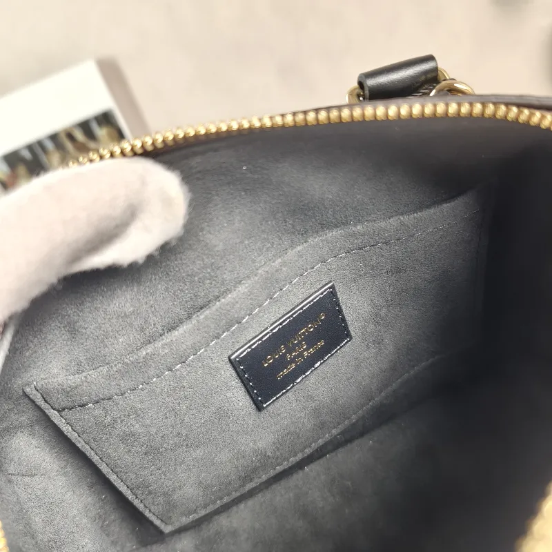 Louis Vuitton Crossbody Bag Speedy Trunk 20 Monogram PVC Small 20.5 × 11 × 13.5 cm — detail view 6 of 12