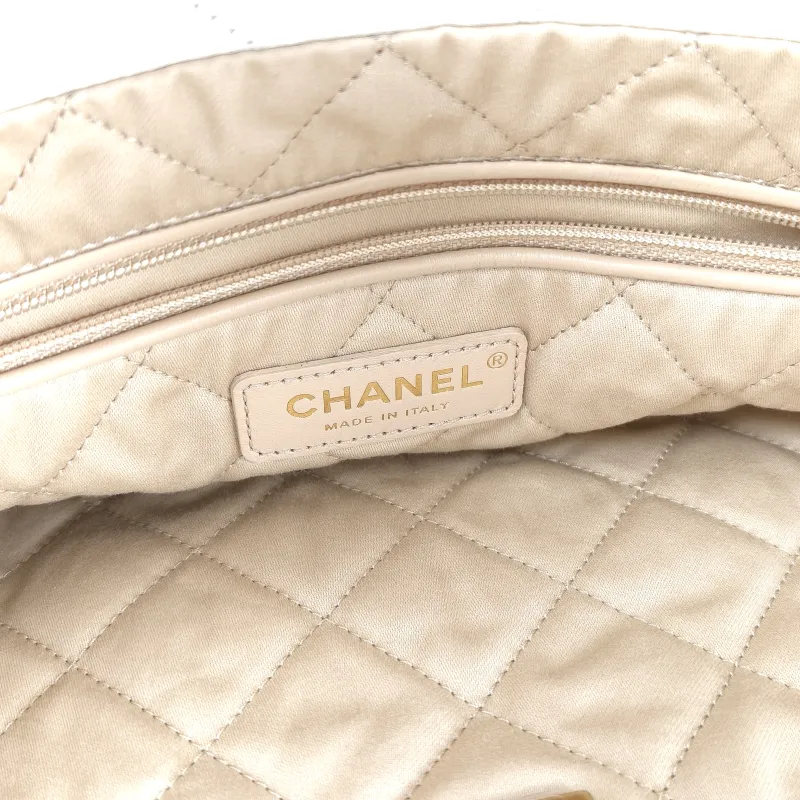 Chanel Shoulder Bag22Bag White CC alfskin Small35 × 7 × 37 cm — detail view 5 of 14