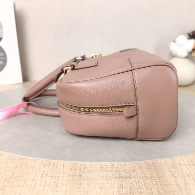 LOEWE Crossbody Bag amazona 19 Calfskin One Size 24 × 19 × 15 cm — detail view 5 of 13