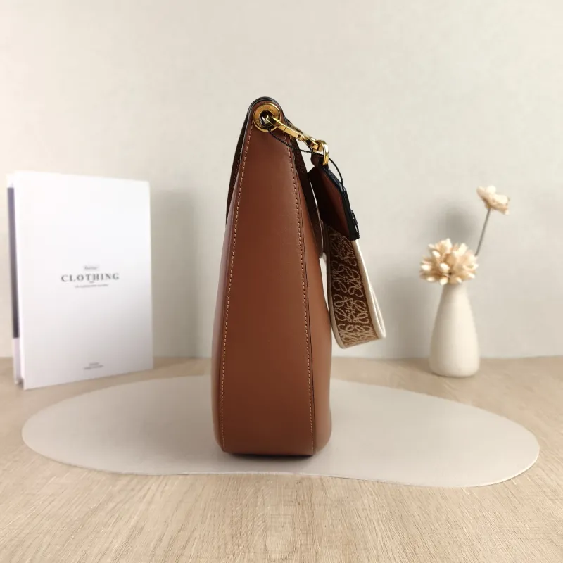 LOEWE Shoulder Bagluna Shoulder Bag Caramel Calfskin One Size32 × 9 × 27 cm — detail view 3 of 10