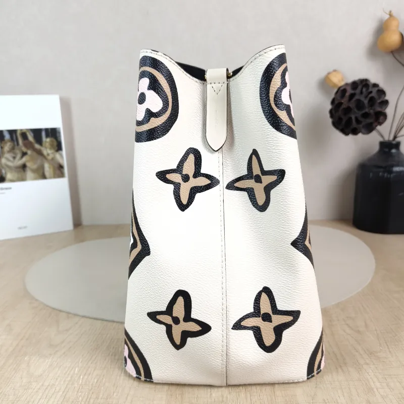 Louis Vuitton Shoulder Bag NÉONOÉ Bucket Bag PVC Medium 26 × 17.5 × 26 cm — detail view 9 of 11