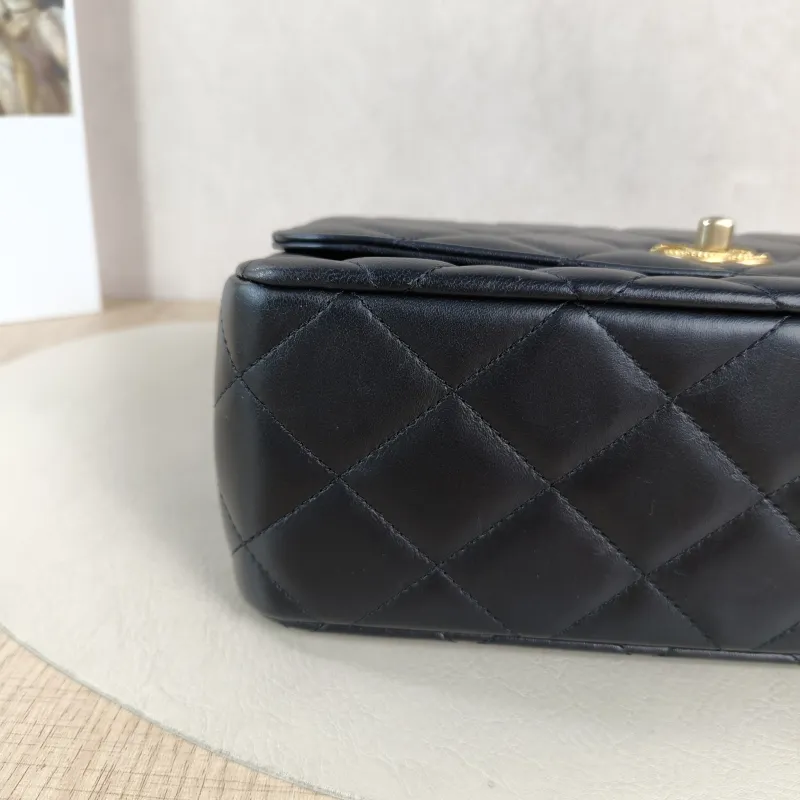 Chanel Crossbody Bag Black with Gold-Tone Hardware Lambskin One Size 25 × 10 × 16 cm — detail view 5 of 12