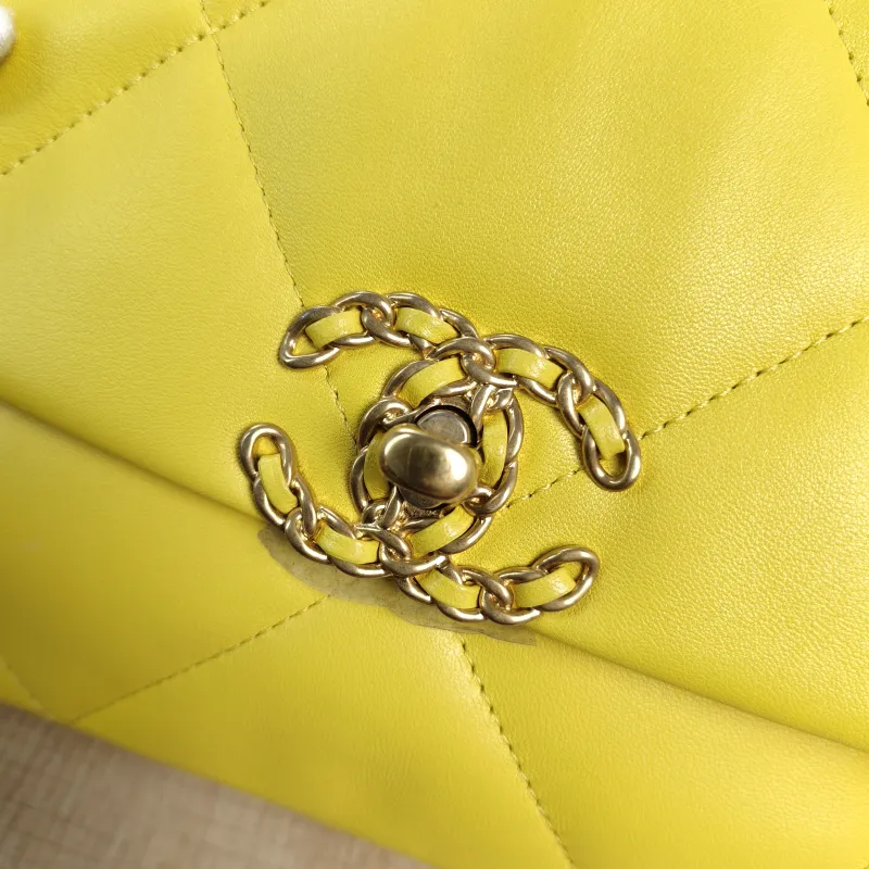 Chanel Crossbody Bag19Bag Yellow Lambskin Small26 × 9 × 16 cm — detail view 9 of 12