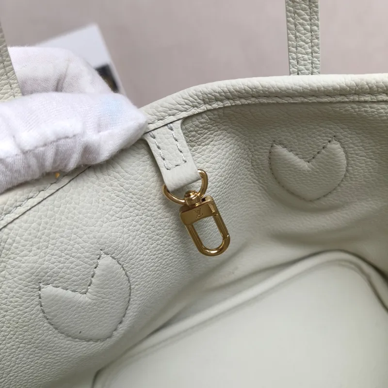 Louis Vuitton Crossbody Bag NEVERFULL INSIDE OUT BB Green PVC · Calfskin BB26.5 × 11 × 16.5 cm — detail view 3 of 15