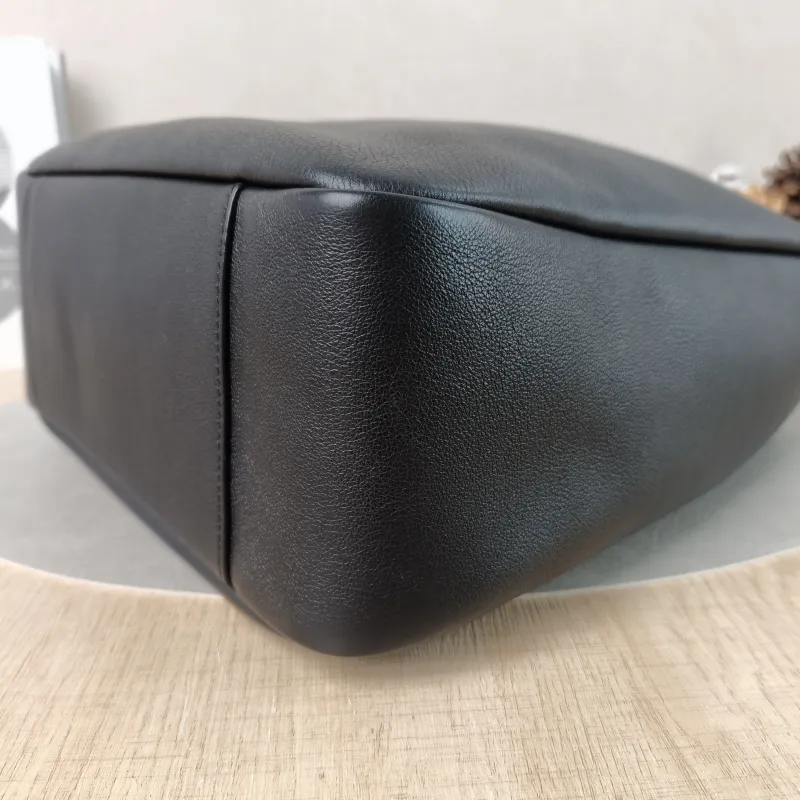 SAINT LAURENT Shoulder Bag LE 5 À 7 Hobo Black Calfskin Large30 × 13 × 31 cm — detail view 10 of 11