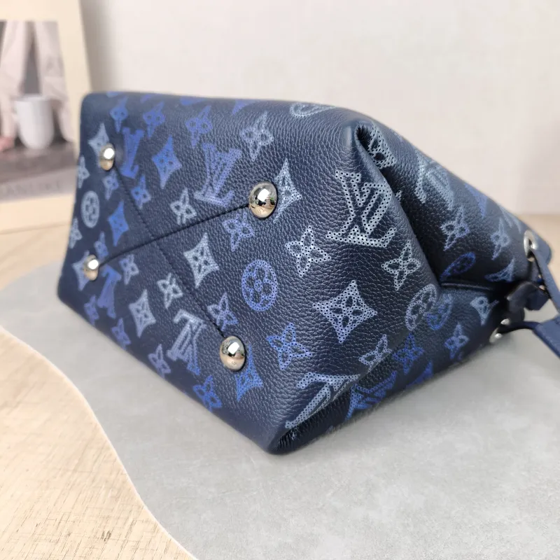 Louis Vuitton Crossbody Bag BELLA · Calfskin One Size 22 × 14 × 19 cm — detail view 7 of 11