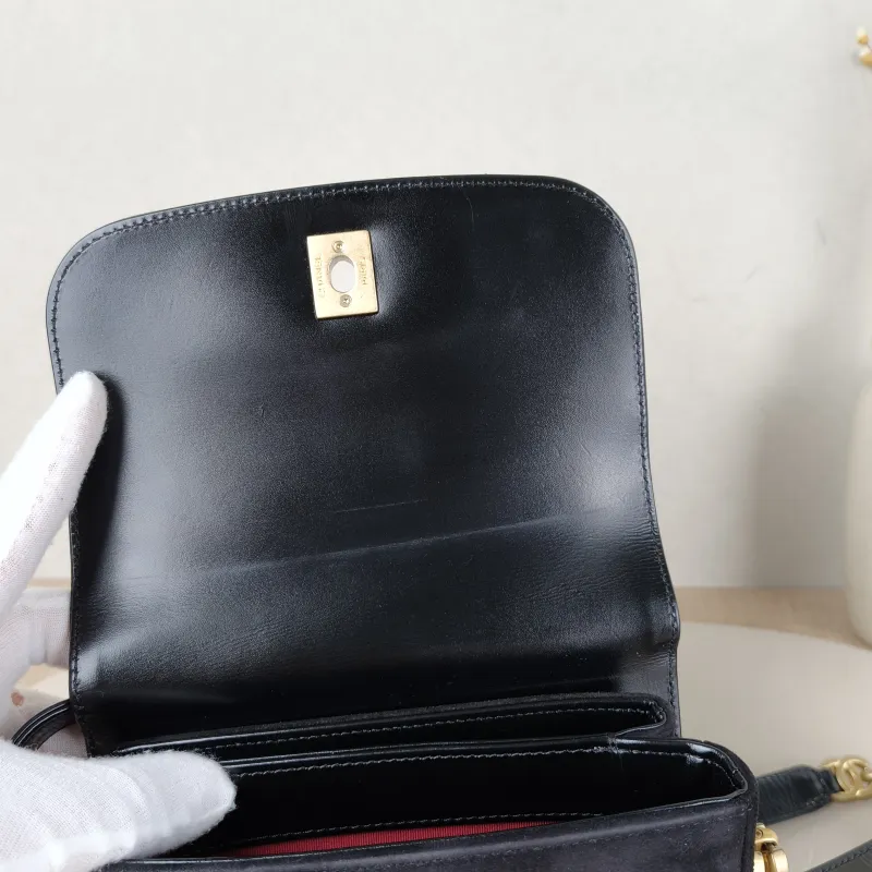 Chanel Crossbody Bag22a c Black Calfskinmini17.5 × 5.5 × 12 cm — detail view 12 of 15