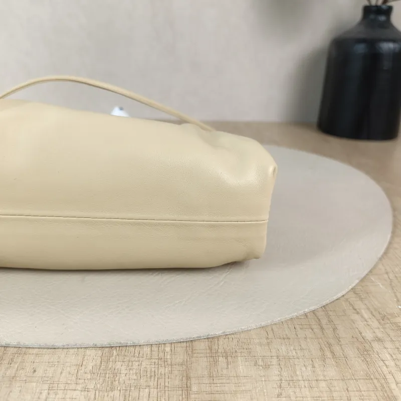 Bottega Veneta Clutch The Pouch Clutch Beige Lambskinmini22 × 5 × 13 cm — detail view 3 of 10