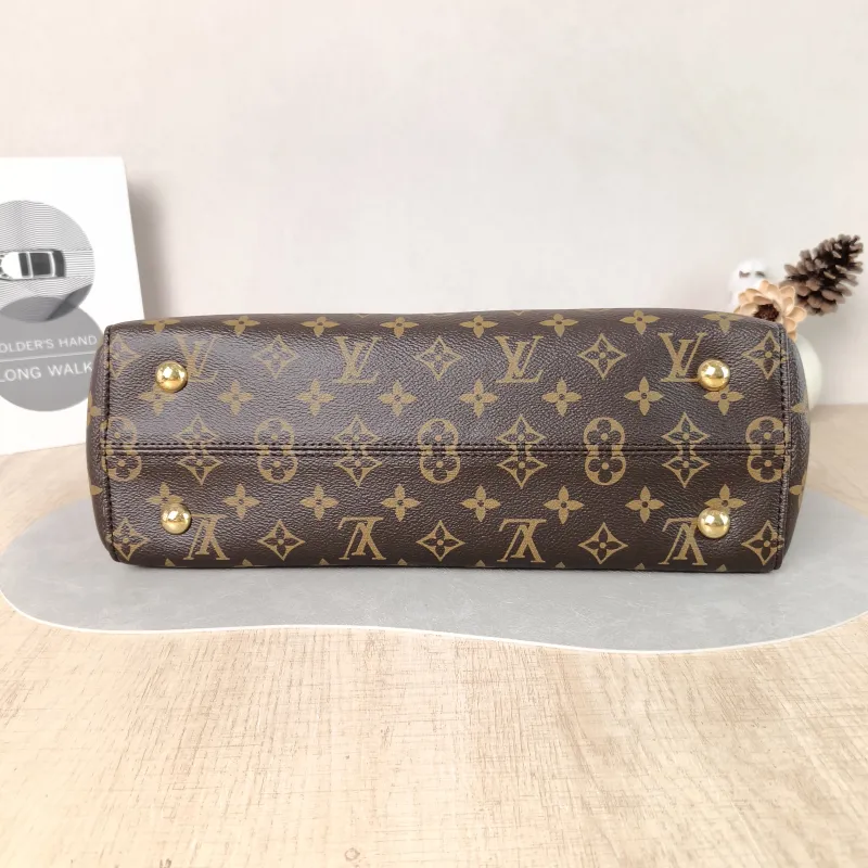 Louis Vuitton Shoulder Bag Venus Red PVC · Calfskin 34 × 12 × 22 cm — cover view 6 of 6