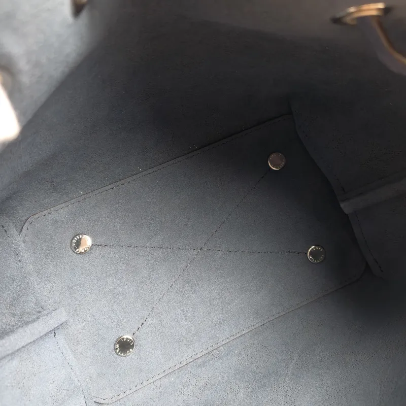 Louis Vuitton Crossbody Bag BELLA · Calfskin One Size 22 × 14 × 19 cm — detail view 11 of 11
