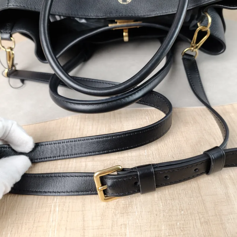 Louis Vuitton Shoulder Bag On My Side Black Calfskin Large 34 × 17 × 28 cm — detail view 3 of 11