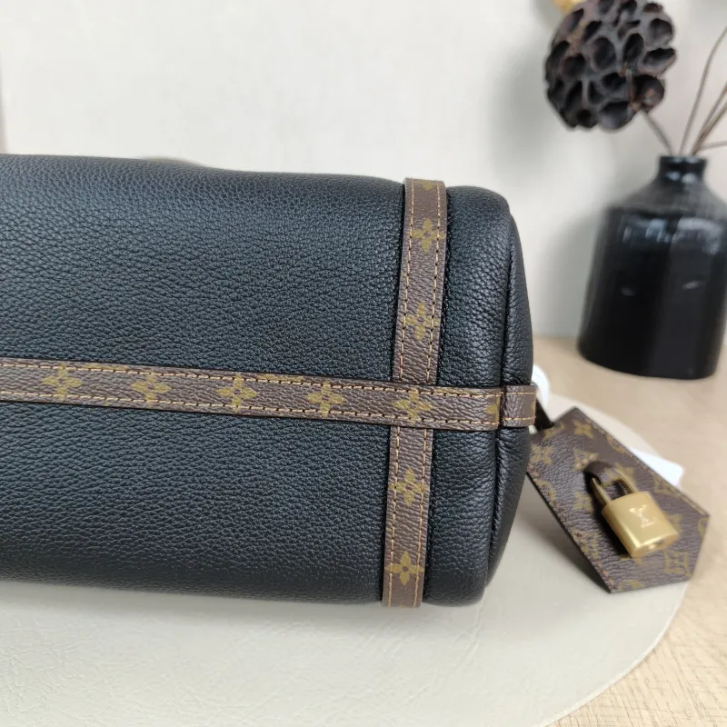 Louis Vuitton Shoulder Bag EXPRESS Shoulder Bag Black Calfskin Small 26 × 13.5 × 17 cm — detail view 7 of 10
