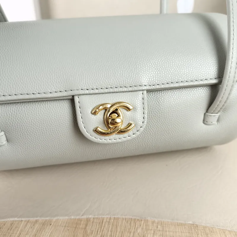 Chanel Crossbody Bag Bowling Bag Green Calfskin 20 × 10 × 10 cm Microchip Edition — detail view 4 of 11